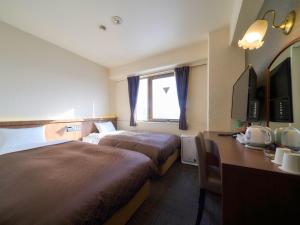 甲贺水口世纪酒店的酒店客房配有两张床和一张书桌