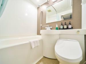甲贺水口世纪酒店的一间带卫生间、水槽和镜子的浴室