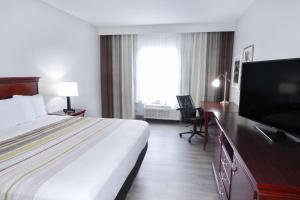 海泉市比洛希卡尔森江山酒店的配有一张床和一台平面电视的酒店客房