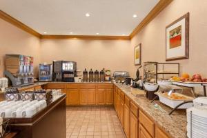 海泉市比洛希卡尔森江山酒店的一个带食品台面的大厨房