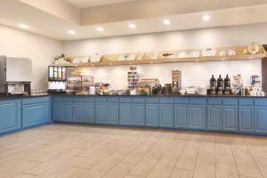 比林斯比林斯乡村套房江山旅馆的一间设有蓝色橱柜和柜台的大厨房