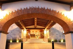 瓜达拉哈拉Radisson Hotel Tapatio Guadalajara的一座大砖墙建筑的入口