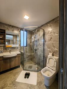 振林山Xtu Golf Villa Forest City二房独栋别墅的带淋浴、卫生间和盥洗盆的浴室