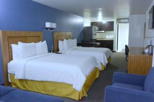托卢卡Radisson Hotel & Convention Center Toluca的酒店客房带两张床和厨房
