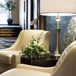 俾斯麦丽笙俾斯麦酒店的客厅配有两把椅子和一张带台灯的桌子