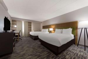 林垦卡尔森乡村酒店&套房 - 林肯机场的酒店客房设有两张床和一台平面电视。