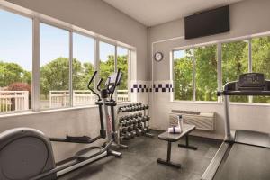 克林顿港克林顿港乡村套房酒店的健身房设有跑步机和窗户