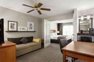 哥伦布哥伦布机场江山旅馆的客厅配有沙发和1张床