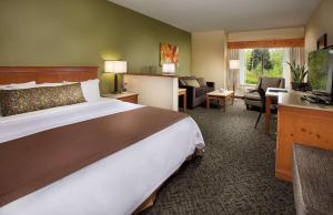 波特兰波特兰机场雷迪森酒店的酒店客房设有床和客厅。