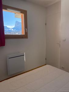 德沃吕伊Cozy apartment with views of the slopes的白色的客房设有床和窗户。