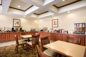 华盛顿华盛顿江山旅馆及套房的一间带桌椅和柜台的餐厅
