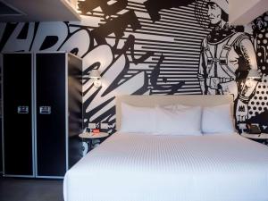 利马Radisson RED Miraflores的一间卧室设有一张床和黑白墙