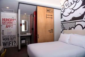 利马Radisson RED Miraflores的卧室配有白色的床和木门