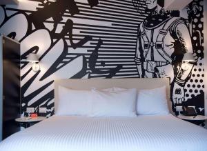 利马Radisson RED Miraflores的一间卧室配有一张黑白墙床