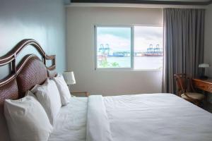 科隆科隆2000丽笙酒店的酒店客房设有床和窗户。