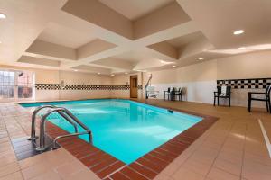 安德森安德森乡村套房酒店的一座带瓷砖地板和天花板的酒店游泳池