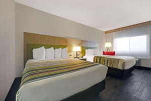 皮埃尔皮埃尔伊克诺旅馆酒店及会议中心的酒店客房设有两张床和窗户。