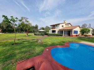 普库萨纳Casa de campo Villa Siles的庭院中带游泳池的房子