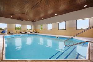 欧文卡尔森江山旅馆及套房酒店 - 达拉斯/沃斯堡国际机场南/欧文的大楼里一个蓝色的大泳池