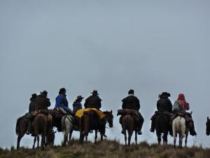 OvejeríaHacienda Yanahurco的一群在田野里骑马的人