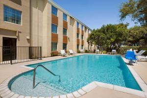 圣安东尼奥Country Inn & Suites by Radisson, San Antonio Medical Center, TX的大楼前的大型游泳池