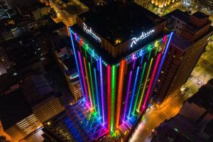蒙得维的亚蒙得维的亚维多利亚广场雷迪森酒店的一座晚上亮着五颜六色灯光的建筑