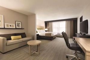 罗阿诺罗阿诺克乡村套房酒店的酒店客房设有一张沙发和一张床