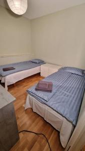 哥德堡Mysigt Stadsoas: En Modern lägenhet med 2 sovrum的一间客房内配有两张床的房间