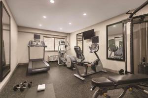 威廉斯堡布希花园江山旅馆的一间健身房,里面配有跑步机和镜子