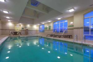 弗雷德里克斯堡Country Inn & Suites by Radisson, Fredericksburg, VA的在酒店房间的一个大型游泳池