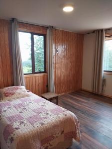 科伊艾科Casa Cerro Divisadero的一间卧室设有一张床和一个大窗户