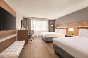 西塔科西雅图机场丽筠酒店的酒店客房配有两张床和一张书桌