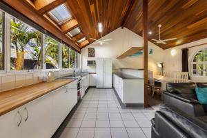 拜伦湾A Perfect Stay - Clarkes Beach Villa的开放式厨房和带沙发的客厅