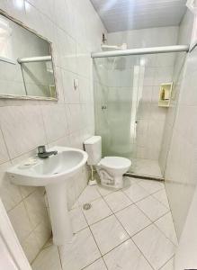 萨尔瓦多Casa em Praia do Flamengo - Salvador的白色的浴室设有水槽和卫生间。