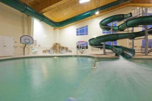 普雷里德欣Country Inn & Suites by Radisson, Prairie du Chien, WI的一个带水滑梯的室内游泳池