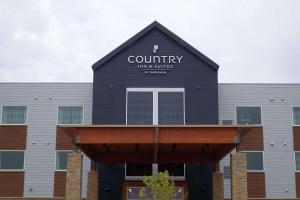 Fort AtkinsonCountry Inn & Suites by Radisson, Ft Atkinson, WI的上面有标志的建筑