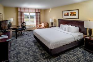 普林斯顿卡尔森 - 普林斯顿江山旅馆的酒店客房设有一张大床和一张书桌。