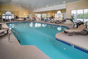 贝克利卡尔森贝克利江山旅馆及套房的酒店的大型游泳池配有桌椅