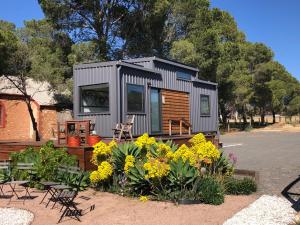 LochielPink Lake Tiny House - 'Peony'的院子里花的小房子