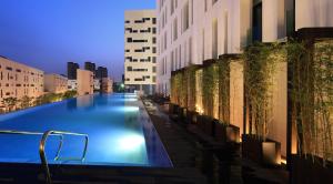 武汉紫缘酒店的大楼一侧的大型游泳池