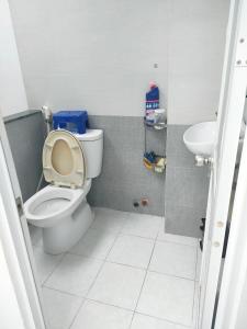 胡志明市NATURAL HOUSE hostel的一间带卫生间和水槽的小浴室