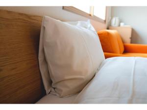京都ＳＯ Ｋｙｏｔｏ Ｆｕｓｈｉｍｉ Ｉｎａｒｉ - Vacation STAY 76147v的床上的白色枕头