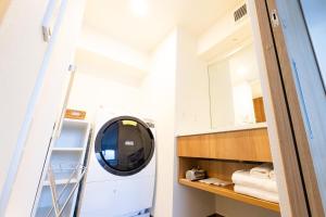 京都ＳＯ Ｋｙｏｔｏ Ｆｕｓｈｉｍｉ Ｉｎａｒｉ - Vacation STAY 76147v的一间带洗衣机和镜子的浴室
