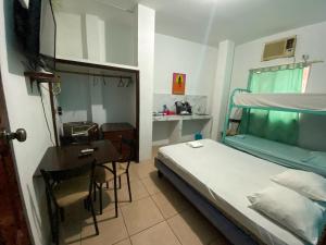 曼塔Playa Malecón, suites y Apart’s的一间卧室配有一张床、一张桌子和一张桌子