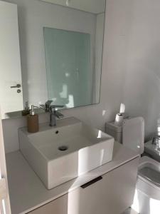 埃斯特角城Apto a estrenar en Punta的白色的浴室设有水槽和镜子