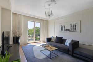 开普敦Unit 305 Cape Royale Luxury Apartments的客厅配有沙发和桌子