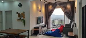 加影D'Homestay Adelia Residence Bangi Avenue的客厅配有沙发和桌子