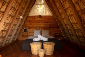 GuayabasPorã Chacahua的小木屋内一间卧室,配有一张床