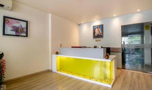 新德里Treebo Trend Cabana的房间里的一个黄色和白色的柜台