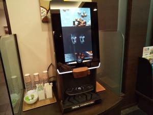 足利利市站前鲁特茵酒店的浴室内一台带视频游戏的自动售货机